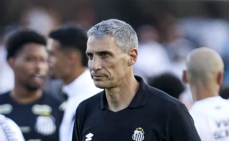 Santos: Vojvoda planeja mudanças com desfalques no clássico contra o Palmeiras