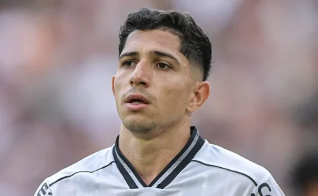 Savarino define prazo para resposta final ao Fluminense após reunião com técnico do Botafogo Savarino define prazo para resposta final ao Fluminense após reunião com técnico do Botafogo