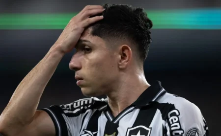 Savarino pode deixar o Botafogo após recusar o Fluminense; clube avalia propostas