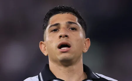 Savarino segue sem definição com o Fluminense e treina no Botafogo Savarino segue sem definição com o Fluminense e treina no Botafogo