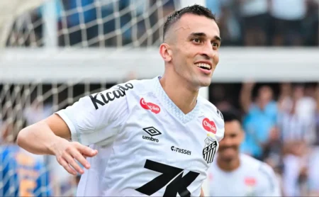 Schmidt exige reação do Santos após derrota e critica atuação: “Inadmissível” Schmidt exige reação do Santos após derrota e critica atuação: “Inadmissível”