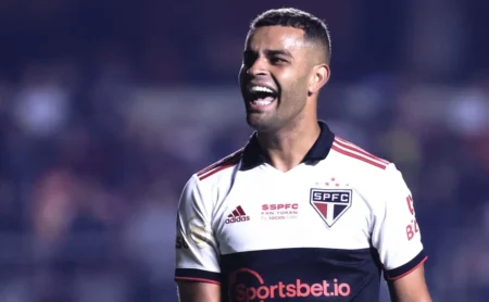 São Paulo apresenta contraproposta oficial por Alisson e aguarda retorno do Corinthians