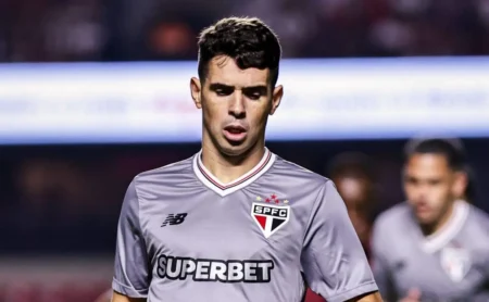 São Paulo negocia rescisão com Oscar após ausência nos treinos São Paulo negocia rescisão com Oscar após ausência nos treinos