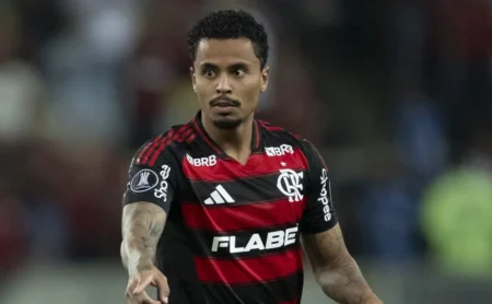 São Paulo suspende negociações por Allan após impasse envolvendo o 'caso Casares' com o Flamengo.