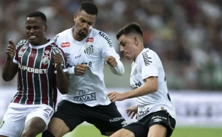 Suspensos? Santos define situações de Zé Ivaldo e Escobar para a estreia do Paulistão Suspensos? Santos define situações de Zé Ivaldo e Escobar para a estreia do Paulistão