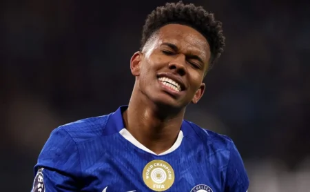 Técnico do Chelsea é criticado por lance com ex-Palmeiras Estêvão em empate com o City