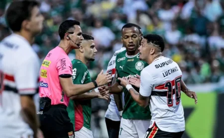 Terceiro gol do Palmeiras em análise: São Paulo reclama de falta em Maik Terceiro gol do Palmeiras em análise: São Paulo reclama de falta em Maik
