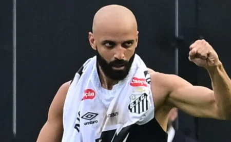 Thaciano exalta Gabigol e Neymar e anima bastidores: “Muito fácil jogar com esses craques”