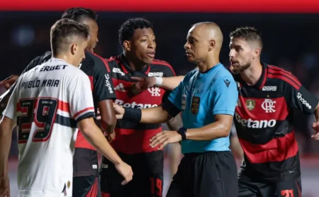 Tiago Leifert ironiza lance polêmico em São Paulo x Flamengo após deixar a Globo Tiago Leifert ironiza lance polêmico em São Paulo x Flamengo após deixar a Globo