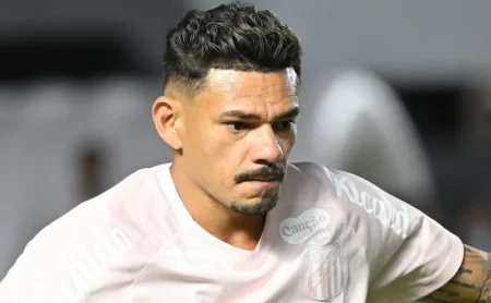 Tiquinho Soares lamenta saída do Santos e projeta bom desempenho até 2026