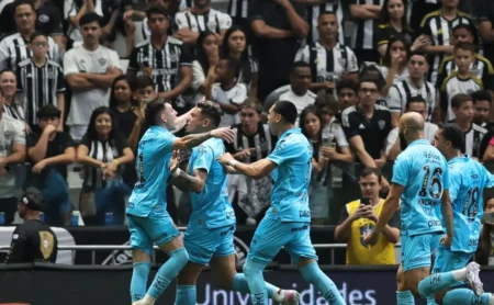 Tiquinho Soares aceita deixar o Santos, mas hesita em ser negociado agora.