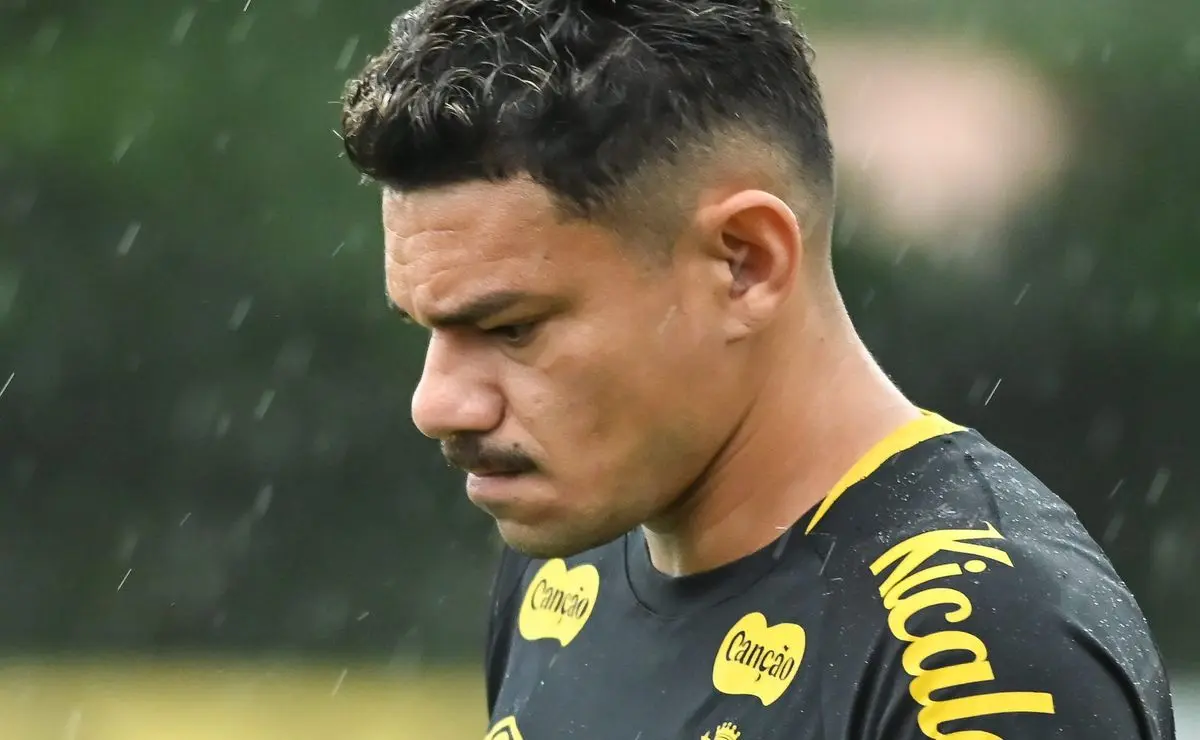 Tiquinho Soares se irrita com falta de espaço no Santos e pede para sair. Tiquinho Soares se irrita com falta de espaço no Santos e pede para sair.