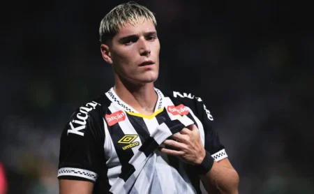 Torcida do Santos critica atuação de Rollheiser no 1º tempo contra o São Paulo: “Desempenho ruim”