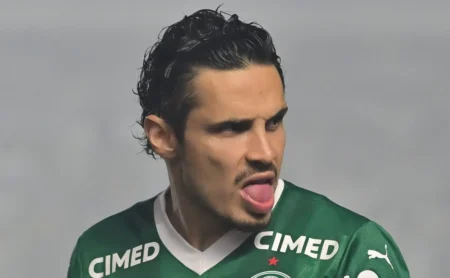 Torcida do Palmeiras critica Raphael Veiga durante clássico: “Preocupado com o cabelo” Torcida do Palmeiras critica Raphael Veiga durante clássico: “Preocupado com o cabelo”