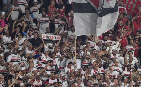 Torcida do São Paulo protesta contra Júlio Casares em jogo contra o São Bernardo Torcida do São Paulo protesta contra Júlio Casares em jogo contra o São Bernardo