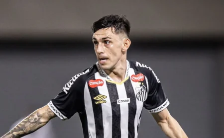 Torcida do Santos critica Gonzalo Escobar e pede sua saída após treino.