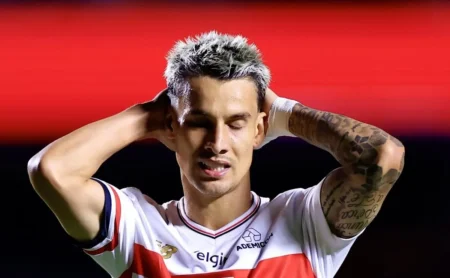 Torcida do São Paulo critica escalação de Crespo com Ferreirinha e Tapia antes do clássico contra o Palmeiras Torcida do São Paulo critica escalação de Crespo com Ferreirinha e Tapia antes do clássico contra o Palmeiras