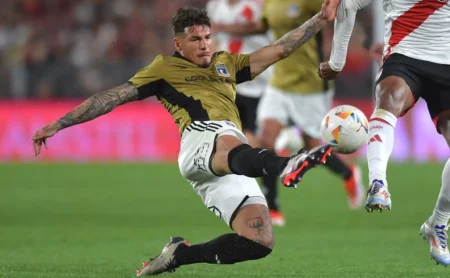 Vasco aposta em Alan Saldivia, zagueiro uruguaio que se encaixa no esquema de Fernando Diniz