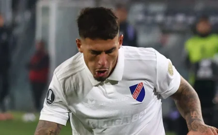 Vasco avança na contratação do zagueiro Alan Saldivia para a temporada.