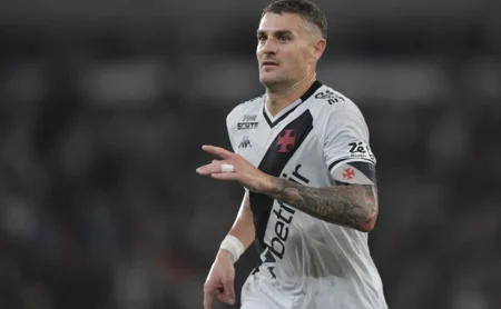 Vasco confirma Vegetti e descarta saída do atacante
