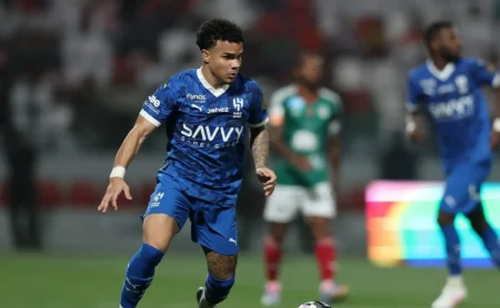 Vasco demonstra interesse em Kaio César, mas atacante do Al-Hilal acerta empréstimo com o Corinthians