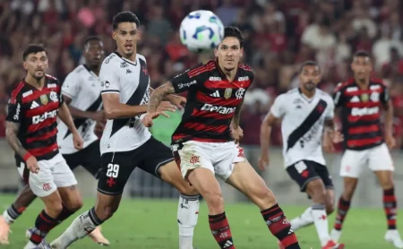 Vasco e Flamengo devem jogar clássico do Carioca com força máxima, antecipando regulamento da FERJ