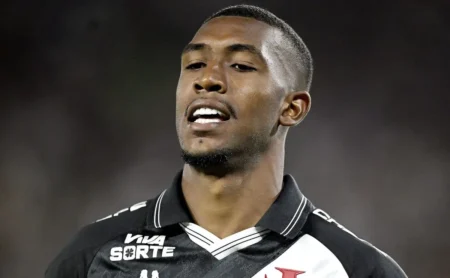 Vasco estipula valor elevado para venda de Rayan ao Manchester United, ultrapassando R$ 500 milhões