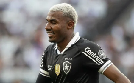 Vasco formaliza interesse em Cuiabano após venda de Rayan e inicia negociações