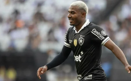 Vasco intensifica busca por Cuiabano, mas Cruzeiro surge como forte concorrente após venda. Vasco intensifica busca por Cuiabano, mas Cruzeiro surge como forte concorrente após venda.