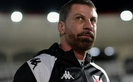 Vasco intensifica busca por reforços após definir saídas e pendências no elenco