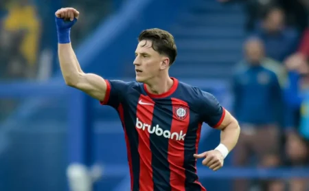 Vasco nega interesse em Vombergar e descarta negociação com o centroavante