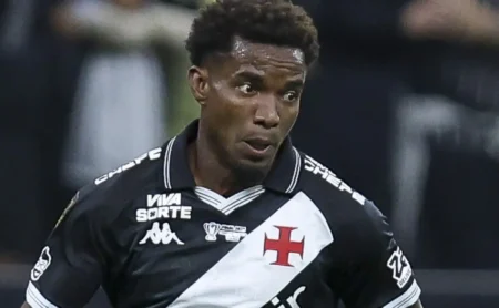 Vasco negocia contratação de volante para concorrer com Thiago Mendes, informa jornalista