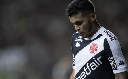 Vasco observa evolução de Adson após seis meses de recuperação, mas decisão final ainda gera preocupação