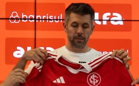 Vice-presidente do Internacional afirma que clube não tem urgência por reforços para Pezzolano Vice-presidente do Internacional afirma que clube não tem urgência por reforços para Pezzolano