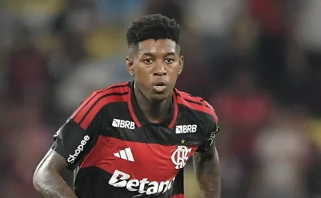 Vitão festeja estreia e vitória do Flamengo sobre o Vasco: “Muito feliz” Vitão festeja estreia e vitória do Flamengo sobre o Vasco: “Muito feliz”