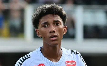 Vojvoda explica decisão de iniciar com Caballero e não com Robinho Jr: “Compreendo”