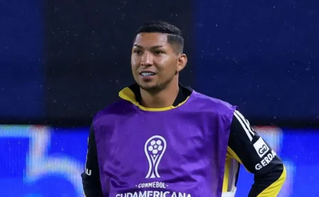 Vojvoda planeja Rony titular absoluto no Santos após chegada do atacante