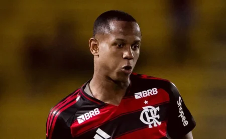 Wallace Yan se envolve em polêmica e discute com árbitro na derrota do Flamengo para o Bangu