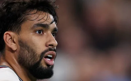 West Ham rejeita nova proposta do Flamengo por Paquetá e exige mais recursos financeiros.