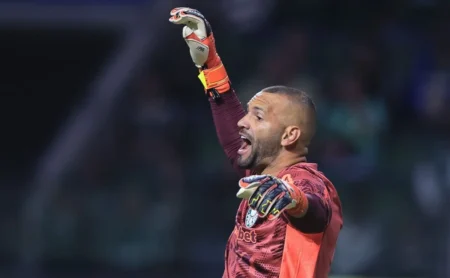 Weverton avança em negociações com o Grêmio e pode deixar o Palmeiras após impasse com o Bahia