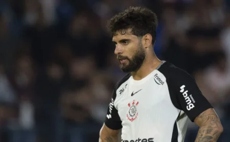 Yuri Alberto desperdiça chance inacreditável atuando como zagueiro em derrota do Corinthians