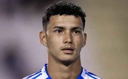 Zagueiro Kelvin, do Cruzeiro, chama atenção pela multa milionária e projeta confiança na Copinha