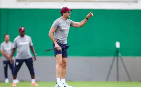 Zubeldía define primeiros passos com Arana e Jemmes e indica contato com o Fluminense