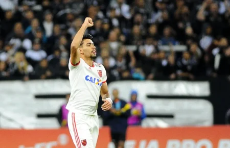 100 jogos de Paquetá pelo Flamengo: relembre momentos marcantes com gols, dribles e até um soco