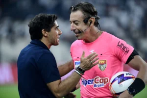 Abel Ferreira critica expulsão em Corinthians x Palmeiras: "Nem gesticular posso"