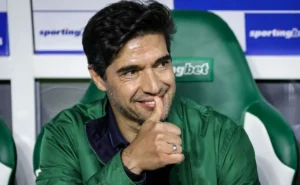 Abel Ferreira aposta no poder ofensivo e Palmeiras atropela o Vitória no Brasileirão