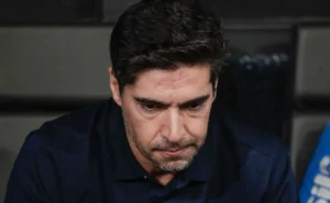 Abel Ferreira lamenta racismo contra Vini Jr. após vitória do Palmeiras