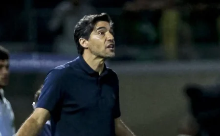 Abel Ferreira menciona o Flamengo em coletiva do Palmeiras: “Vocês vão continuar insistindo”