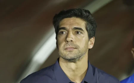 Abel Ferreira endossa a contratação de Fred pelo Palmeiras e planeja trio com Marlon Freitas e Andreas Pereira; clube aguarda.