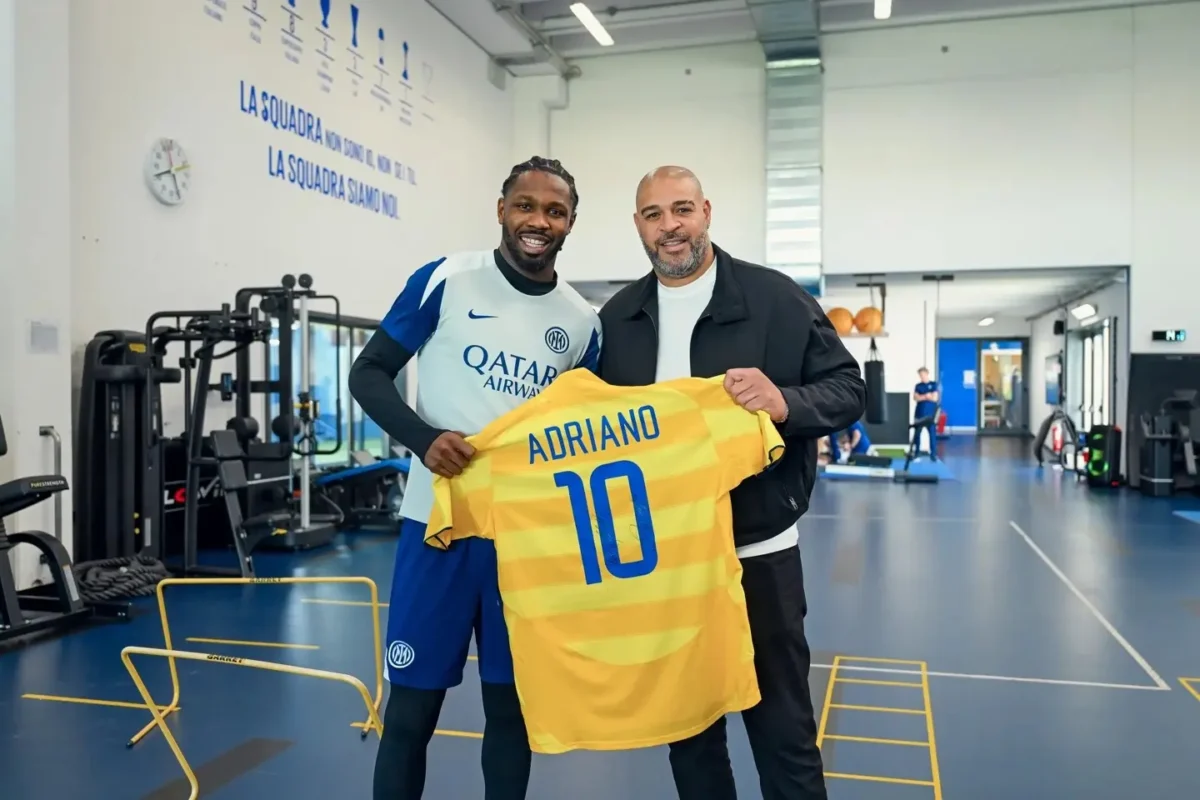 Adriano Imperador visita a Inter de Milão e recebe homenagens de Marcus Thuram